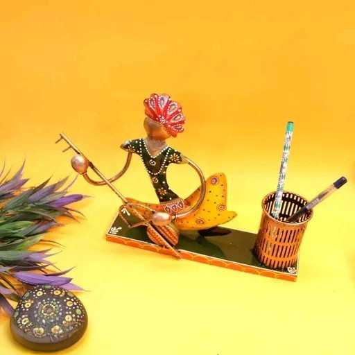 Classic Handcrafted Iron Musician Pen Stand – Decorative Showpiece & Desk Organizer
